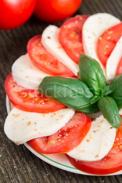 Pomodori mozzarella basilico piatto rosso Foto d'archivio © vankad