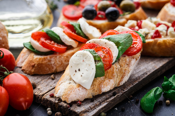 Foto d'archivio: Bruschetta · pomodori · mozzarella · basilico · italiana · formaggio