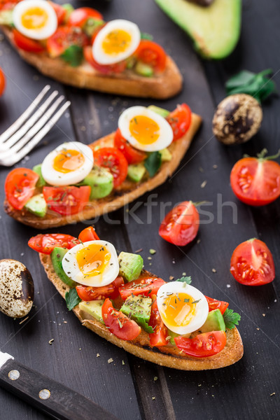 Bruschetta pomidorów awokado jaj drewniany stół czerwony Zdjęcia stock © vankad