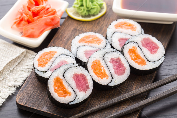 Yin Yang Thunfisch Lachs Holzbrett Essen Sushi Stock foto © vankad