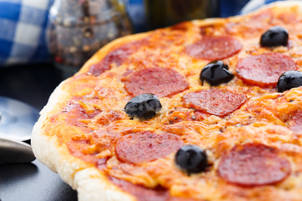 Stok fotoğraf: Lezzetli · pepperoni · pizza · zeytin · siyah · tablo