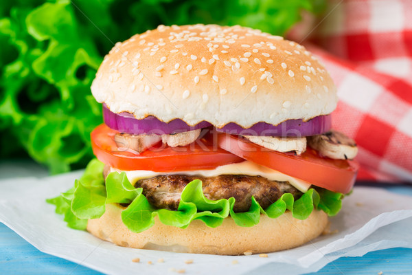 Burger lechuga cebollas tomate queso Foto stock © vankad