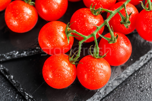 Pomodorini fresche gocce d'acqua alimentare rosso nero Foto d'archivio © vankad