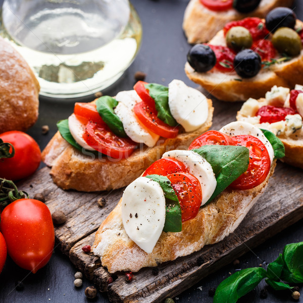 Stock fotó: Bruschetta · paradicsomok · mozzarella · bazsalikom · olasz · sajt