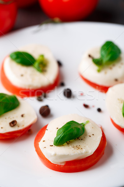 Foto stock: Tomate · mozzarella · albahaca · hojas · placa · alimentos