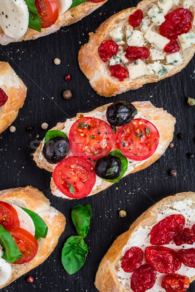 Tomaten Kräuter Oliven italienisch Bruschetta Kirschtomaten Stock foto © vankad