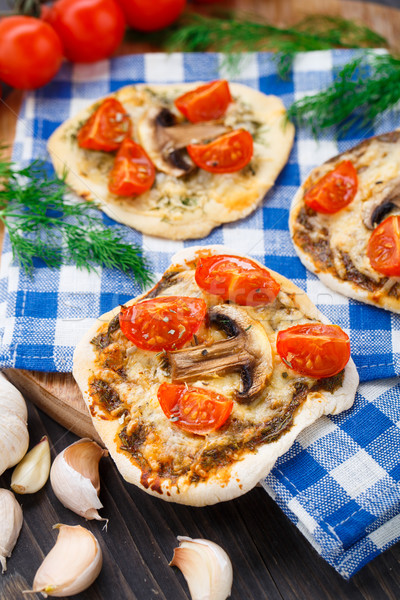 Wegetariański mini pizza pomidorki grzyby żywności Zdjęcia stock © vankad