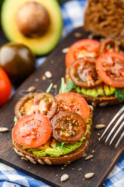 Avokádó szendvics paradicsomok finom étel kenyér Stock fotó © vankad