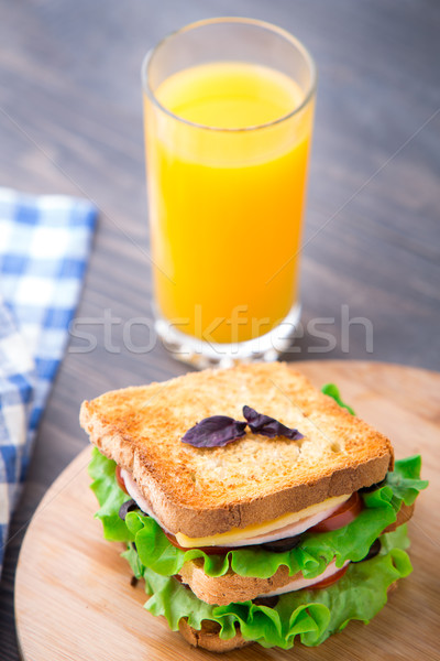 Sandwich şuncă brânză roşii salată verde salată Imagine de stoc © vankad