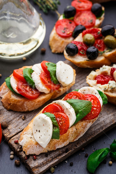 Stock fotó: Bruschetta · paradicsomok · mozzarella · bazsalikom · olasz · sajt