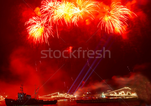 Foto stock: Fogos · de · artifício · acima · água · trabalhar · abstrato · luz