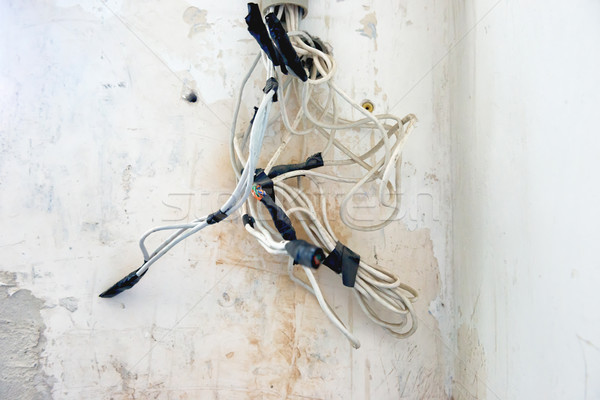 Dezordine putere cabluri perete acasă telefon Imagine de stoc © vapi