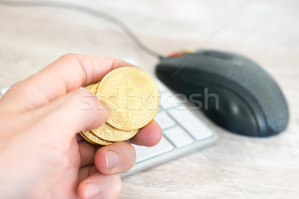 [[stock_photo]]: Plusieurs · or · main · blanche · clavier · une · souris · d'ordinateur