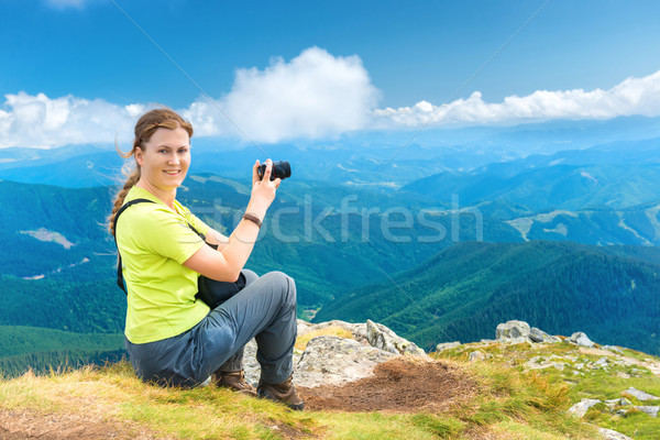 Mulher jovem sessão montanhas penhasco viajar Foto stock © vapi