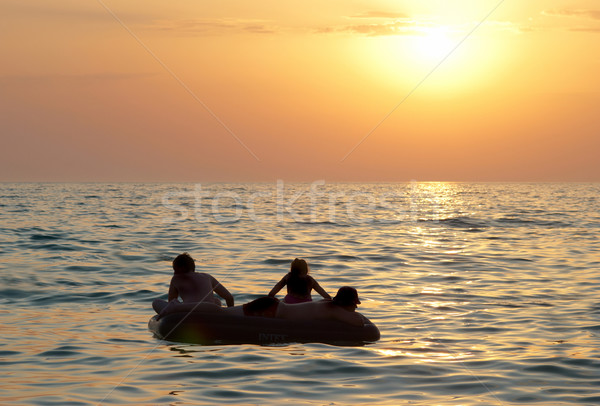 Menschen Floß Frau Himmel Familie Sonne Stock foto © vapi