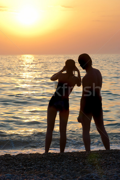 Foto stock: Dois · povos · silhuetas · homem · mulher · pôr · do · sol