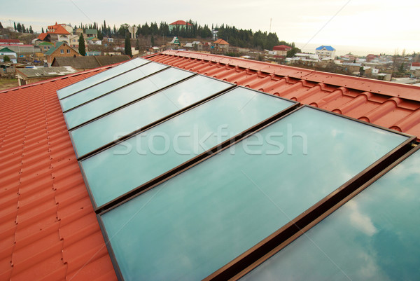 Solar apă încălzire roşu casă acoperiş Imagine de stoc © vapi