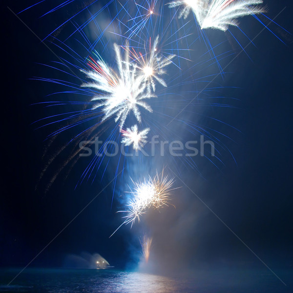 Foto stock: Fogos · de · artifício · acima · céu · água · festa · fundo