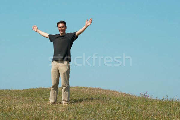 Joven campo de hierba cielo azul sonrisa hombre feliz Foto stock © vapi