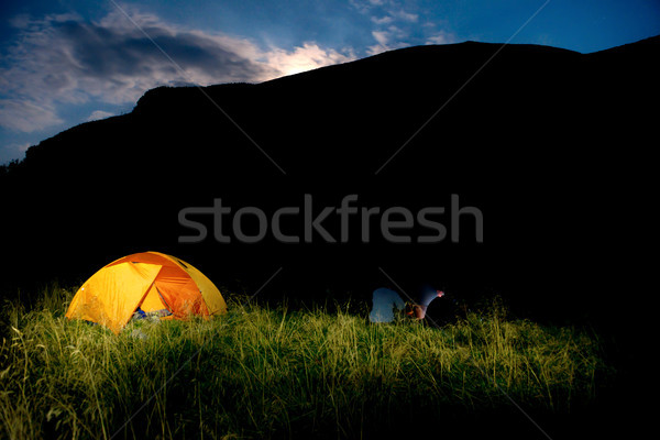 Stock fotó: Megvilágított · narancs · kempingezés · sátor · mező · naplemente