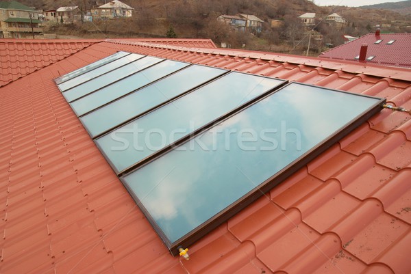 Solar água aquecimento vermelho casa telhado Foto stock © vapi