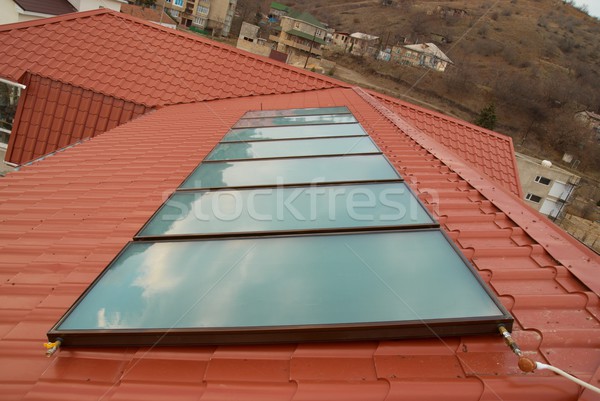 太陽能 水 加熱 紅色 房子 屋頂 商業照片 © vapi
