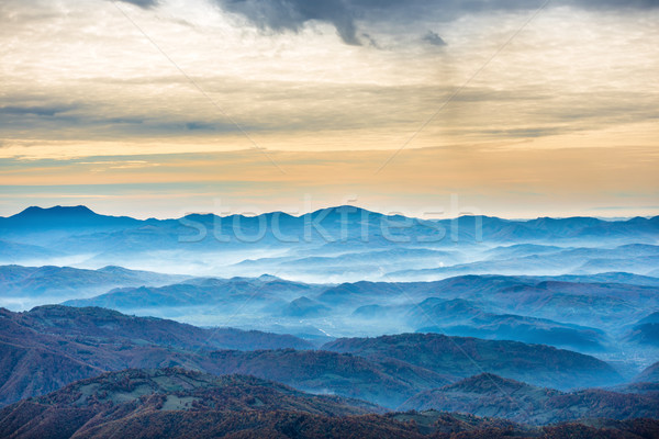 Foto stock: Belo · azul · montanhas · hills · paisagem · pôr · do · sol