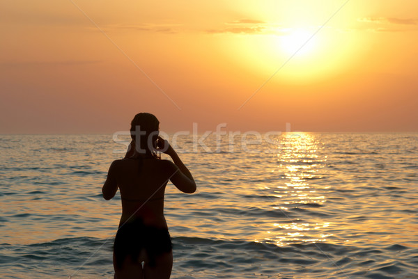 Nina silueta puesta de sol mar mujer cielo Foto stock © vapi