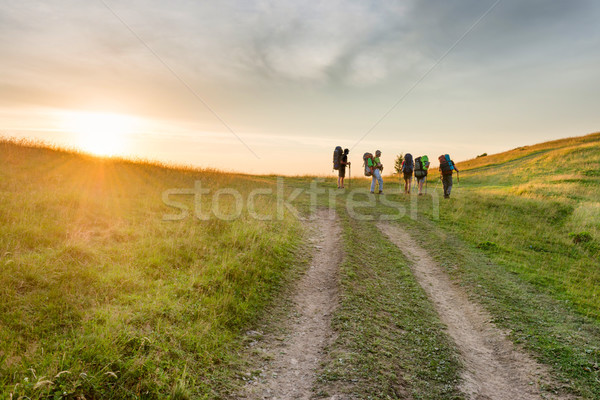 Stock fotó: Csoport · kirándulás · barátok · naplemente · hegyek · út