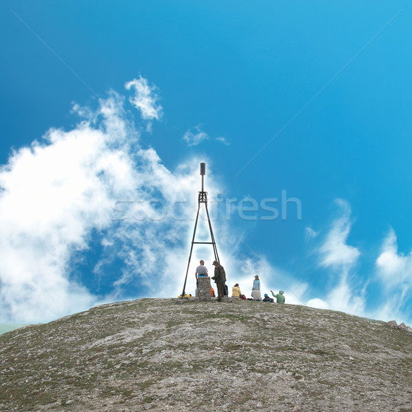 Csoport túrázók domb felső nő égbolt Stock fotó © vapi