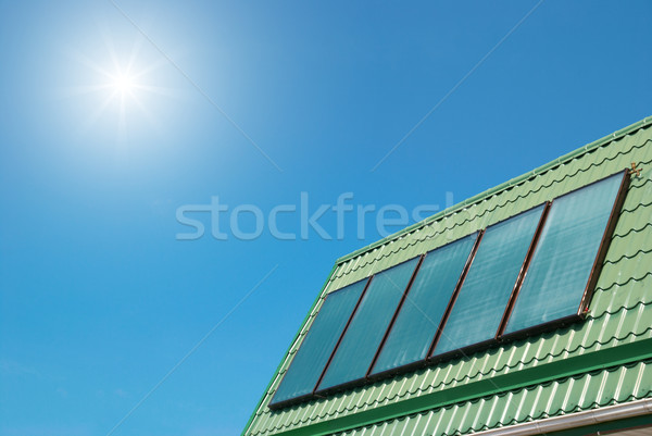 Système solaire solaire eau chauffage ciel maison Photo stock © vapi