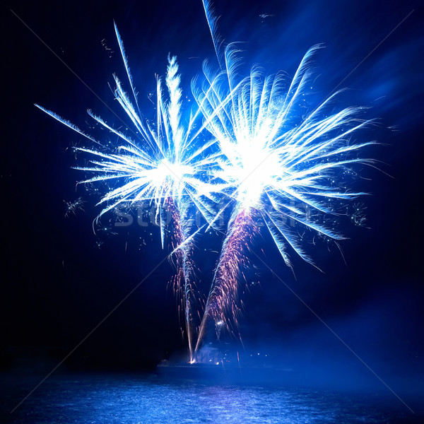 Colorat focuri de artificii negru cer apă fericit Imagine de stoc © vapi
