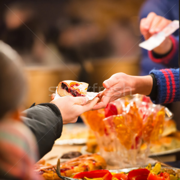 Mâini bucata placinta cu mere alimente strada festival Imagine de stoc © vapi