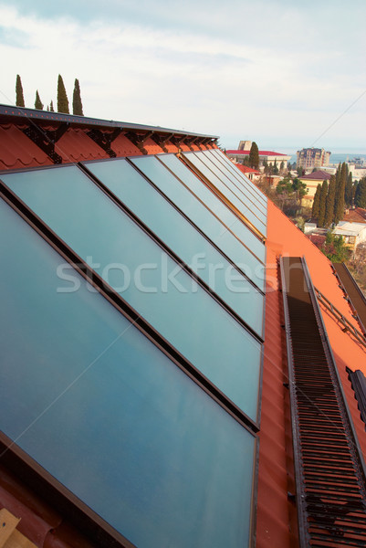 Solar agua calefacción rojo casa techo Foto stock © vapi