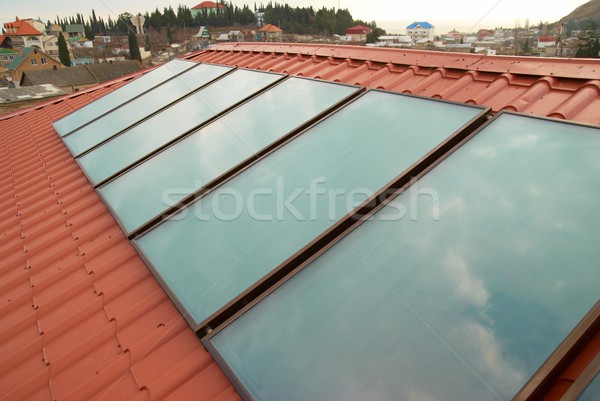 太陽能 水 加熱 紅色 房子 屋頂 商業照片 © vapi