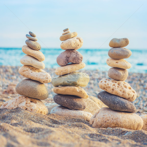 Foto stock: Três · pedras · praia · céu · água · abstrato