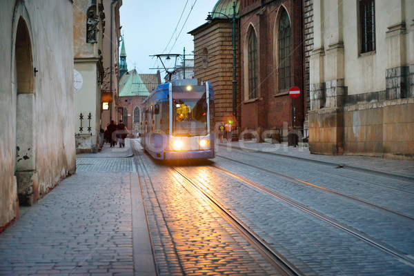 Foto stock: Tranvía · europeo · calle · de · la · ciudad · noche · coche · carretera