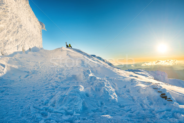 Doua persoane uita apus top iarnă munte Imagine de stoc © vapi
