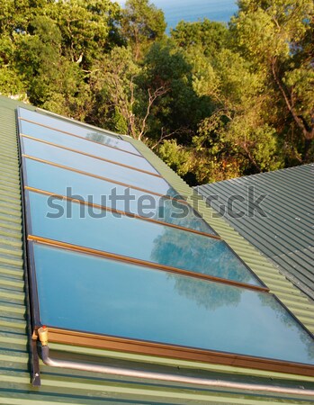 Panouri solare casă acoperiş lumina verde ştiinţă Imagine de stoc © vapi