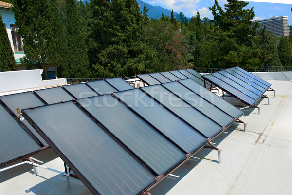 商業照片: 太陽能電池板 · 屋頂 · 太陽能 · 水 · 加熱 · 紅色