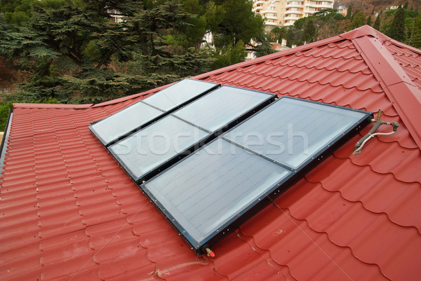 Foto d'archivio: Solare · acqua · riscaldamento · rosso · casa · tetto