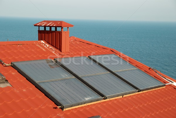 Alternativ energie sistemul solar casă acoperiş afaceri Imagine de stoc © vapi