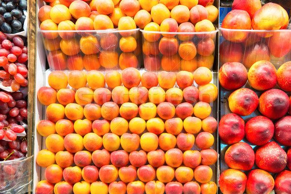 Maduro duraznos cajas frutas granja mercado Foto stock © vapi