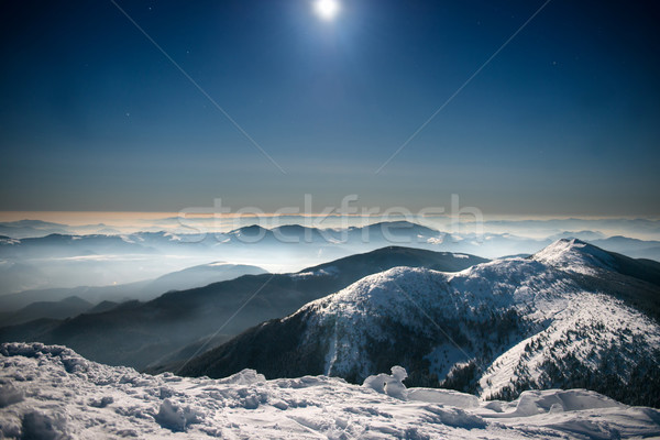 Foto stock: Montanhas · neve · céu · noturno · noite · escuro · blue · sky