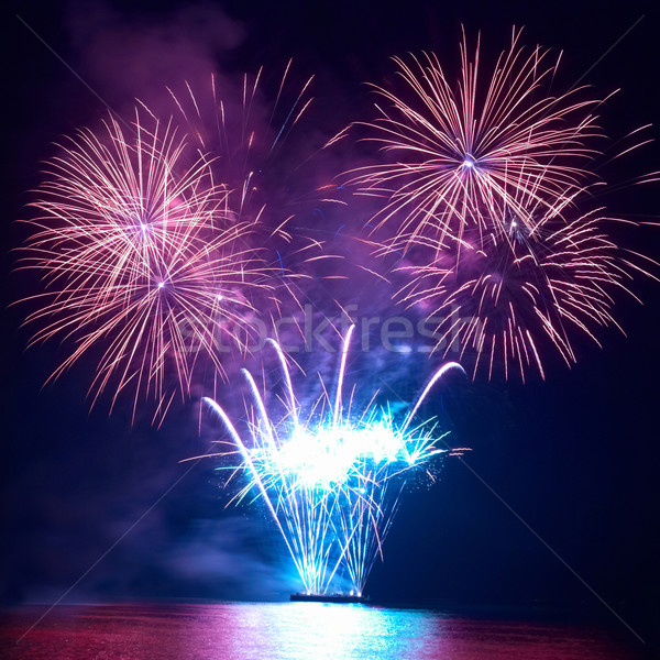 Colorat focuri de artificii negru cer fericit lumina Imagine de stoc © vapi
