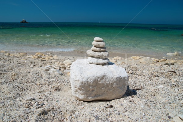 Wieża kamienie kamień Błękitne niebo morza wody Zdjęcia stock © vapi