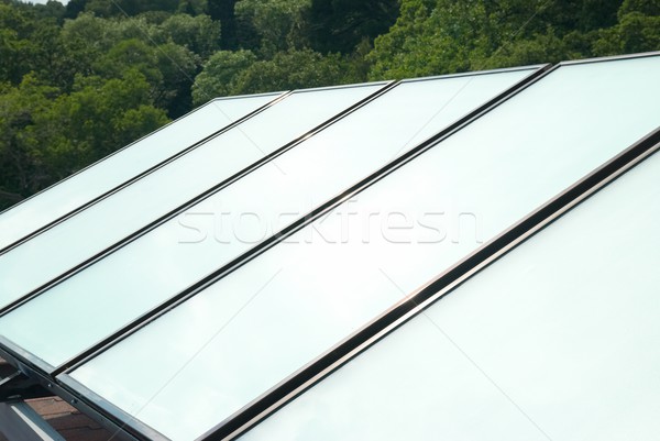 太陽能系統 屋頂 太陽能 水 加熱 紅色 商業照片 © vapi
