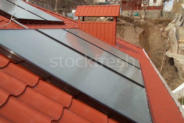Güneş sistemi çatı güneş su ısıtma kırmızı Stok fotoğraf © vapi