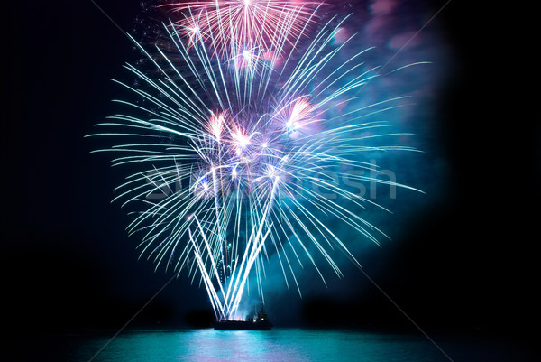 Foto stock: Fogos · de · artifício · preto · céu · abstrato · luz · fundo