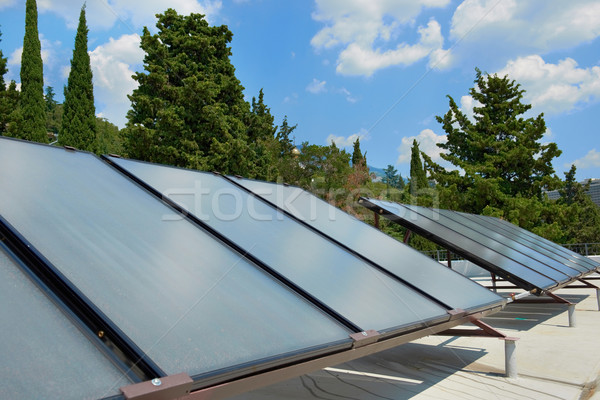 商業照片: 太陽能電池板 · 屋頂 · 太陽能 · 水 · 加熱 · 紅色